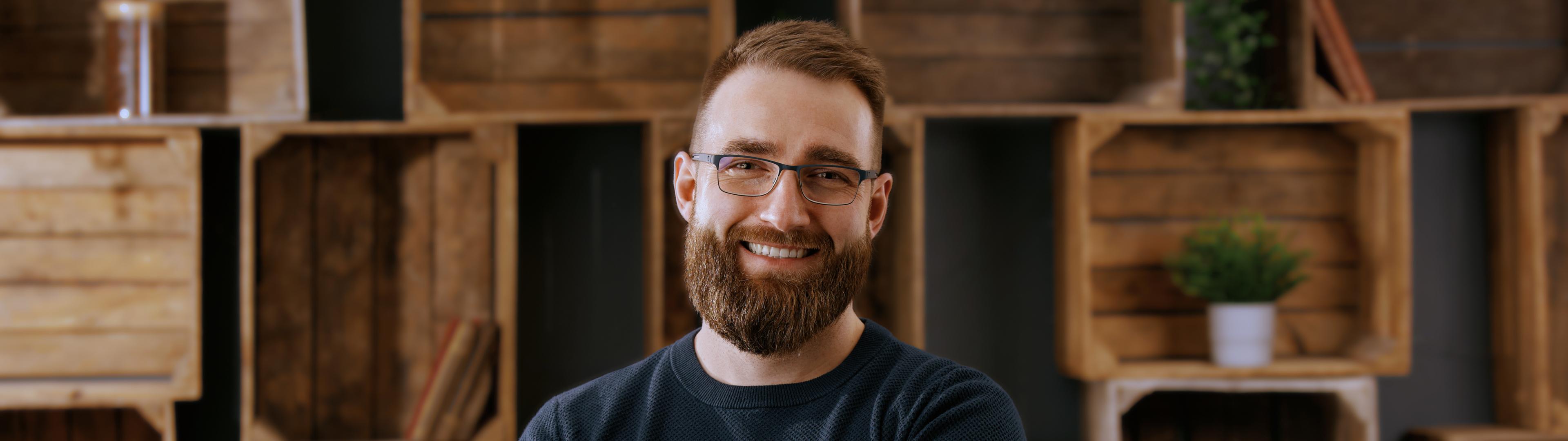 Philipp Gröbel vor einer Kistenwand